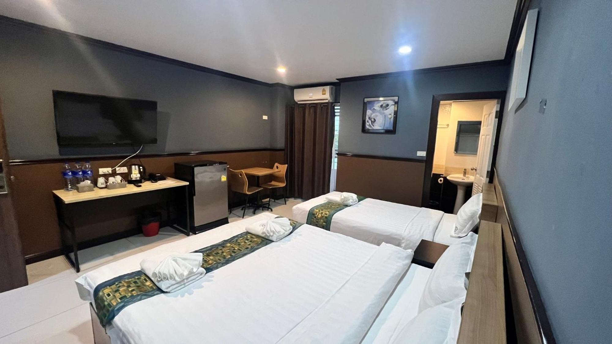 The Breton Hotel Media Банкок Екстериор снимка