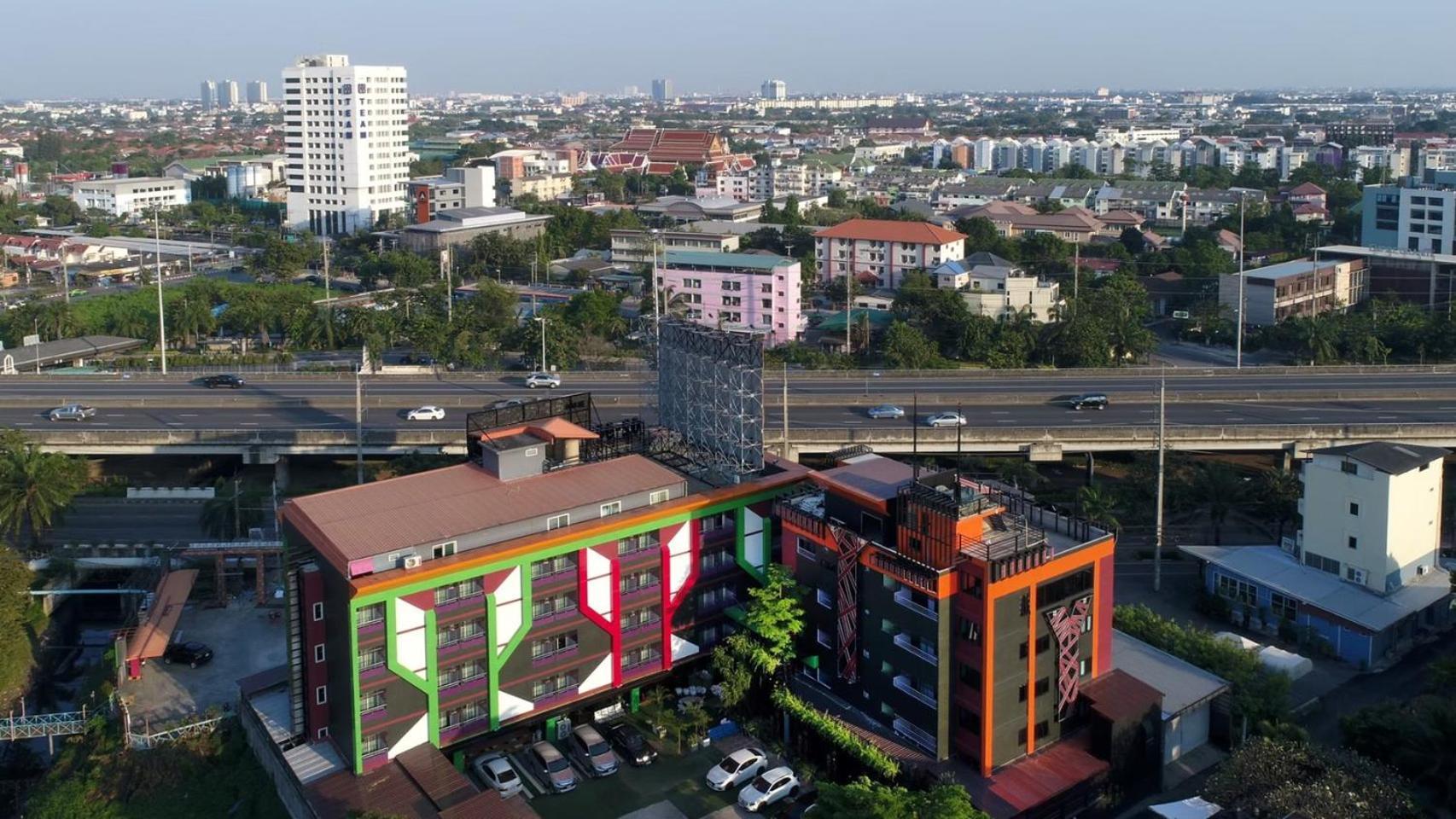The Breton Hotel Media Банкок Екстериор снимка
