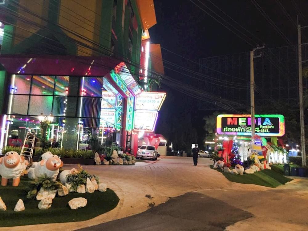 The Breton Hotel Media Банкок Екстериор снимка
