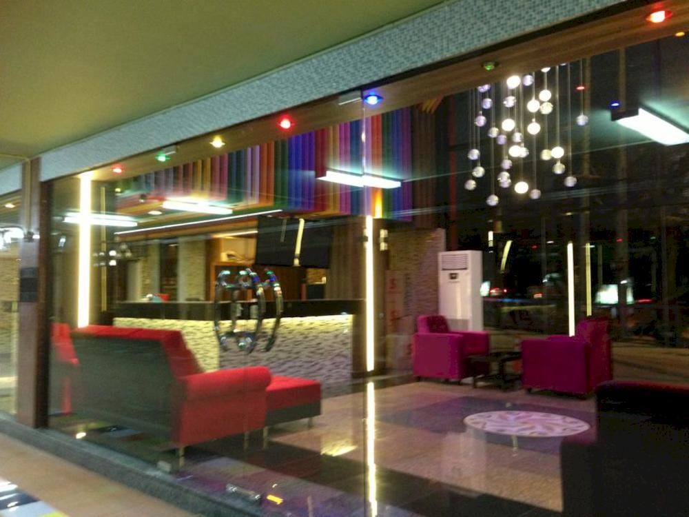 The Breton Hotel Media Банкок Екстериор снимка