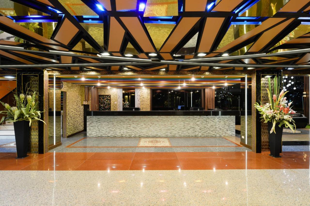 The Breton Hotel Media Банкок Екстериор снимка