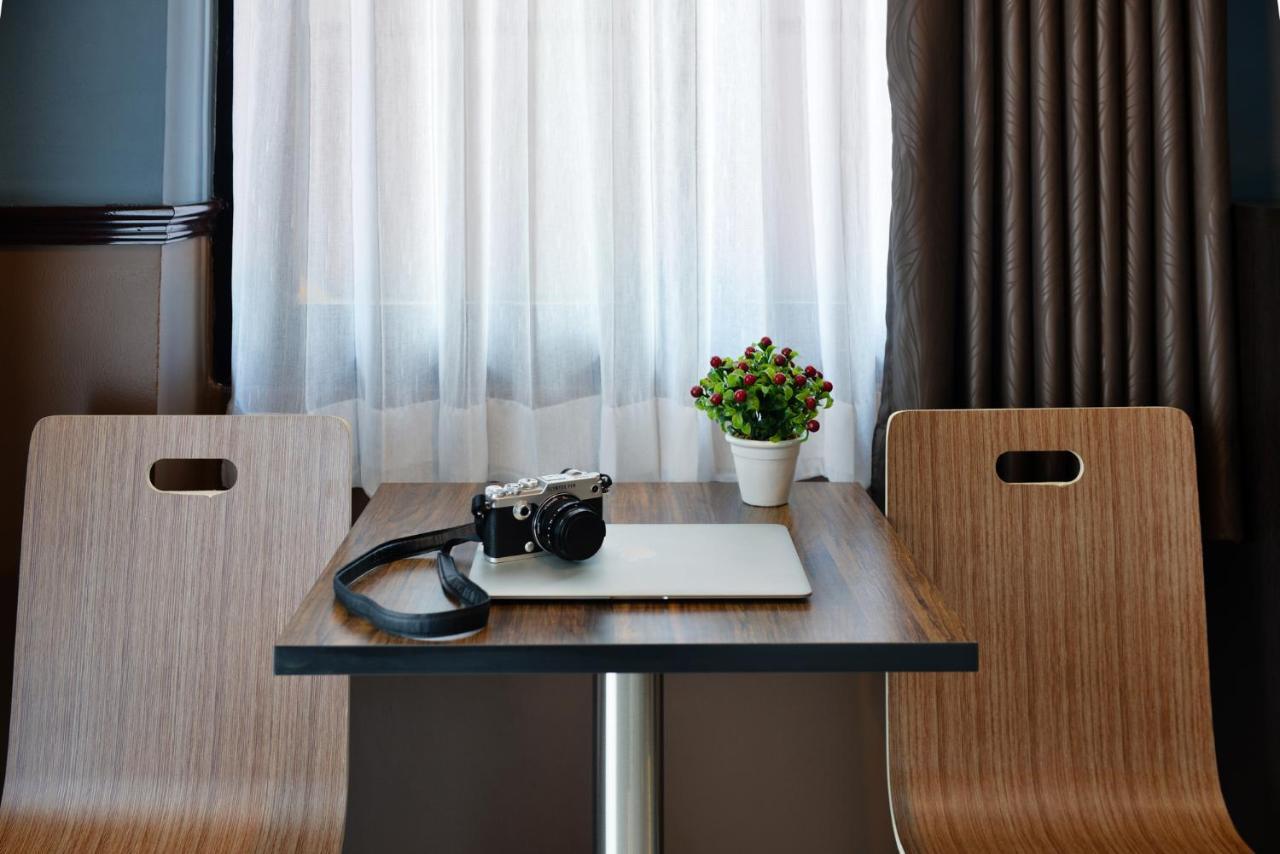 The Breton Hotel Media Банкок Екстериор снимка