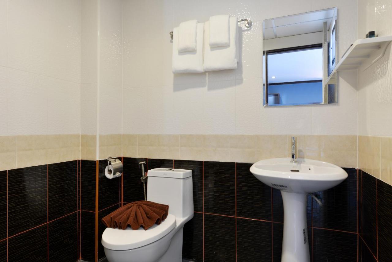 The Breton Hotel Media Банкок Екстериор снимка